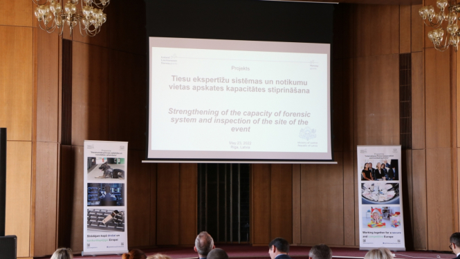 Ekrāns ar prezentāciju un projekta nosaukumu Tiesu ekspertīžu sistēmas un notikumu vietas apskates kapacitātes stiprināšana