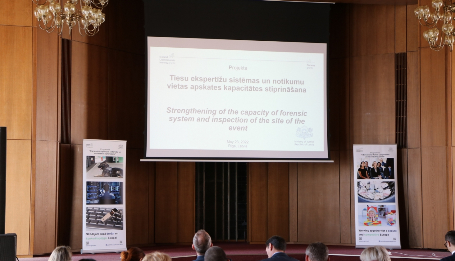 Ekrāns ar prezentāciju un projekta nosaukumu Tiesu ekspertīžu sistēmas un notikumu vietas apskates kapacitātes stiprināšana