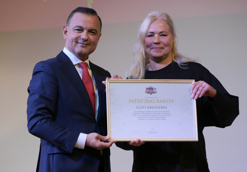 Veselības ministrs Hosams Abu Meri pasniedz Pateicības rakstu Ilzei Kreigerei