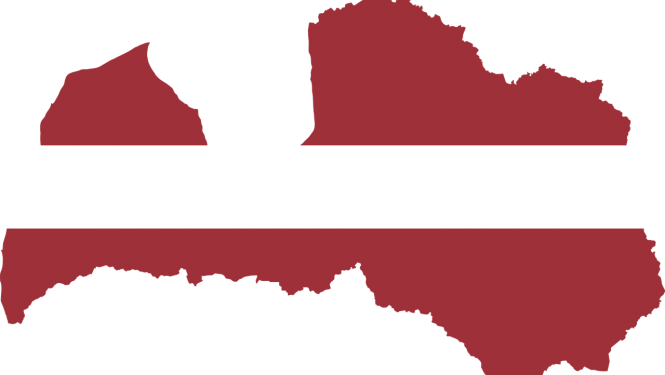 Latvijas karte karoga krāsās