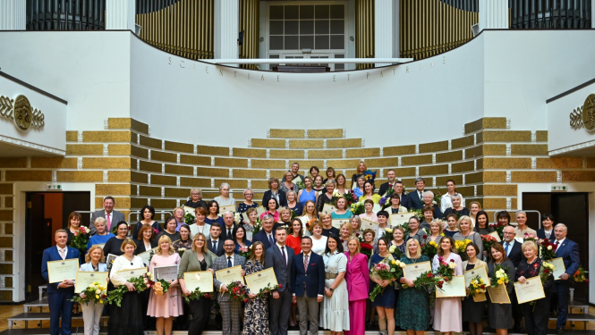 Veselības ministrijas apbalvojumu saņēmēju koppbilde