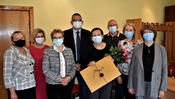 Valsts tiesu medicīnas ekspertīzes centra darbinieki un Ināra Ščerbinska ar atzinības rakstu