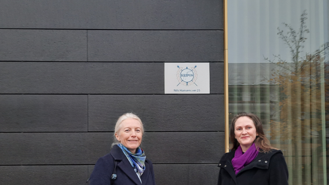 Jolanta Vamze - Liepiņa un Evija Jēkabsone stāv pie KRISPOS ēkas