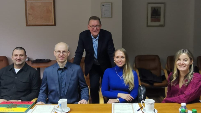 Tiesu medicīnas eksperti sēž pie sanāksmju galda