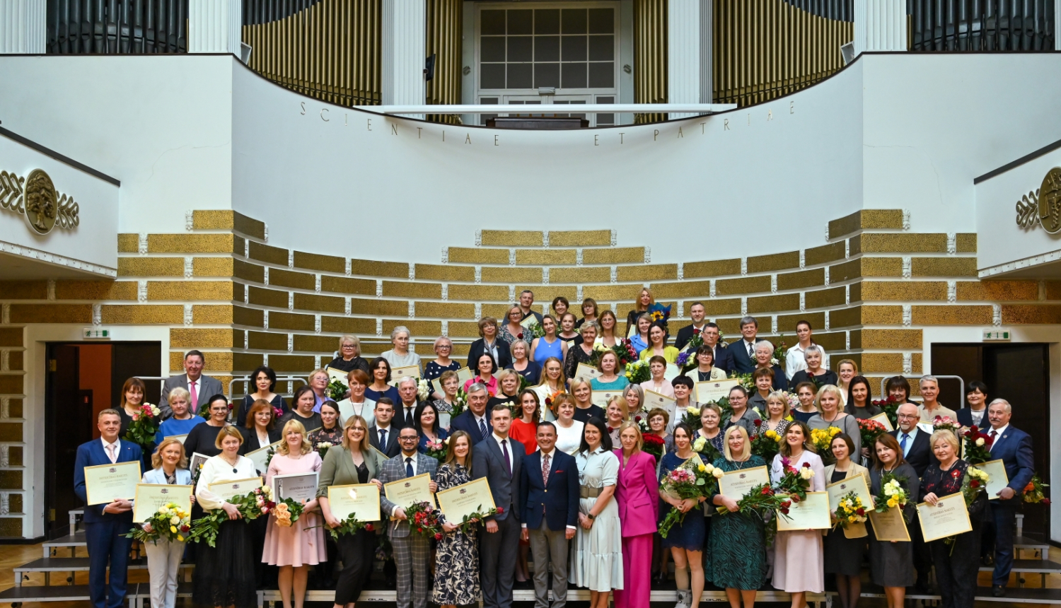 Veselības ministrijas apbalvojumu saņēmēju koppbilde