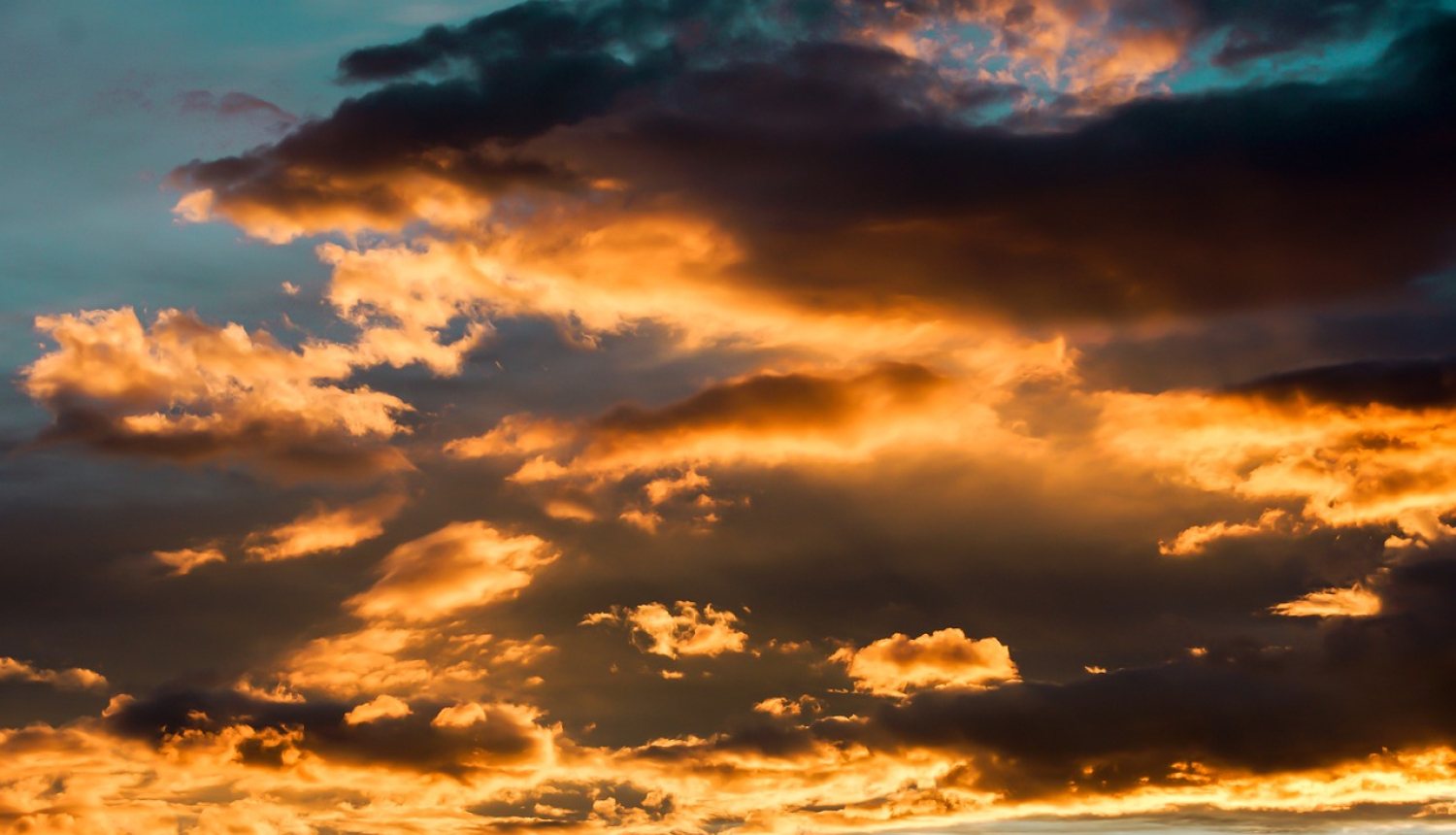 Debesis ar mākoņiem, aiz kuriem spīd cauri saulriets