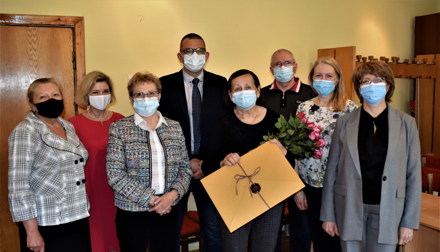 Valsts tiesu medicīnas ekspertīzes centra darbinieki un Ināra Ščerbinska ar atzinības rakstu